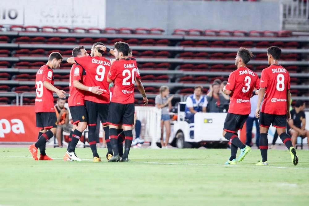 El Mallorca se abre en canal y entrega su trofeo