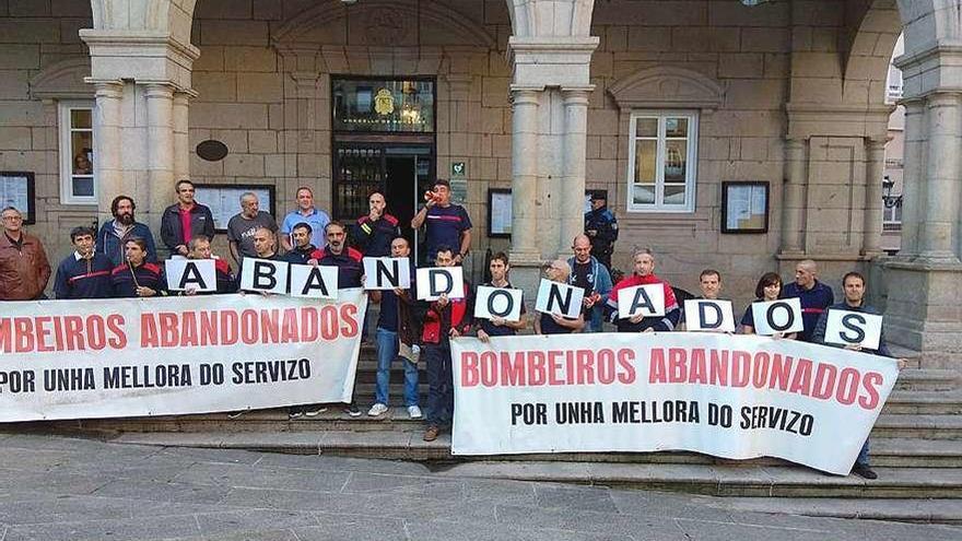 Bomberos, en una concentración en la entrada al concello en la celebración de un pleno. // Iñaki Osorio