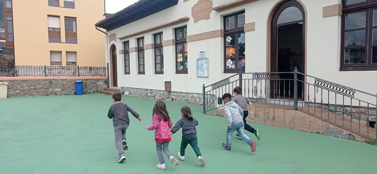 Alumnos de la sede de Agones juegan en el patio.