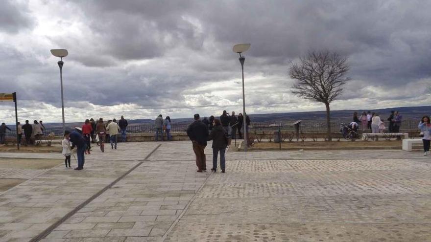 Los turistas que visitan Toro por Semana Santa se asomaban ayer a la vega del Duero.