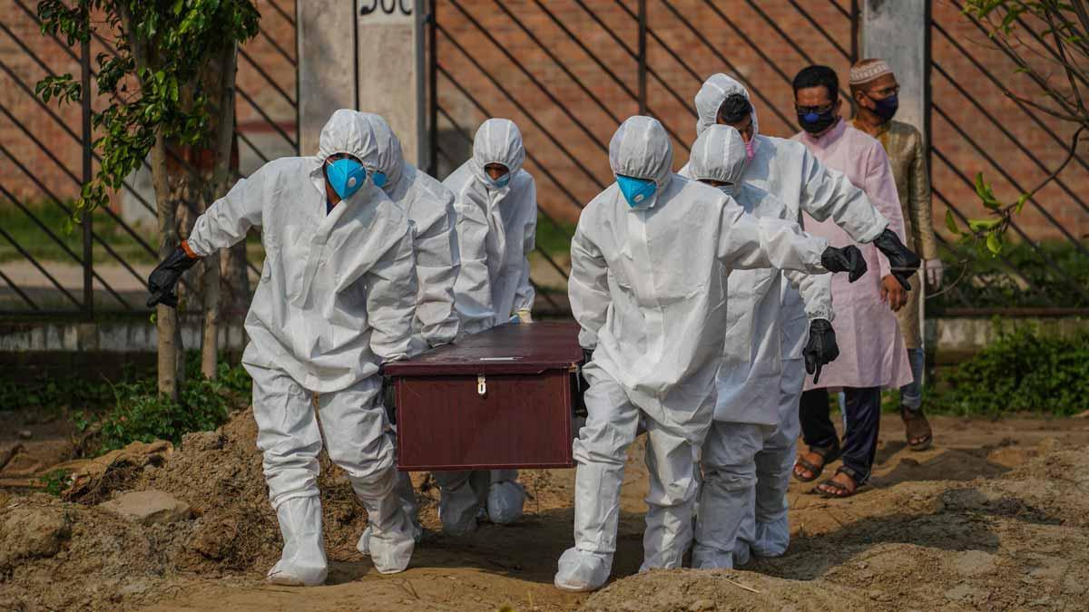 La pandemia de coronavirus supera las 346.000 víctimas mortales en todo el mundo. En la foto, funeral por una víctima del coronavirus en Daca (Bangladesh).