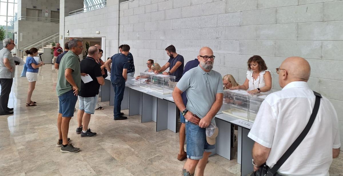 Las votaciones se llevaron a cabo en seis urnas, antes de la asamblea
