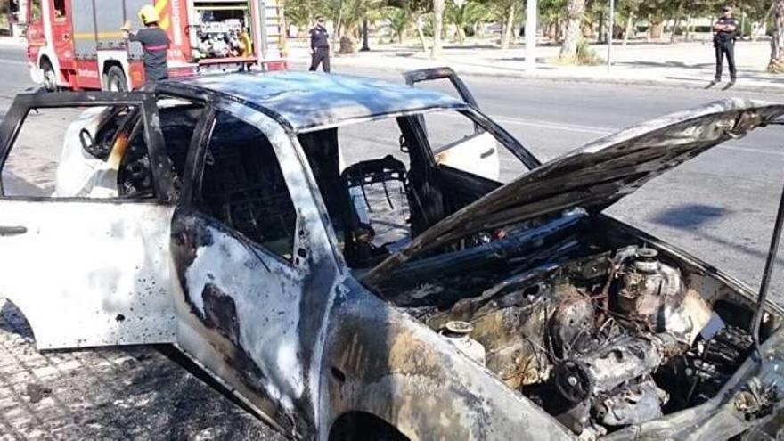 Estado en que quedó el vehículo en el barrio de San Antón.