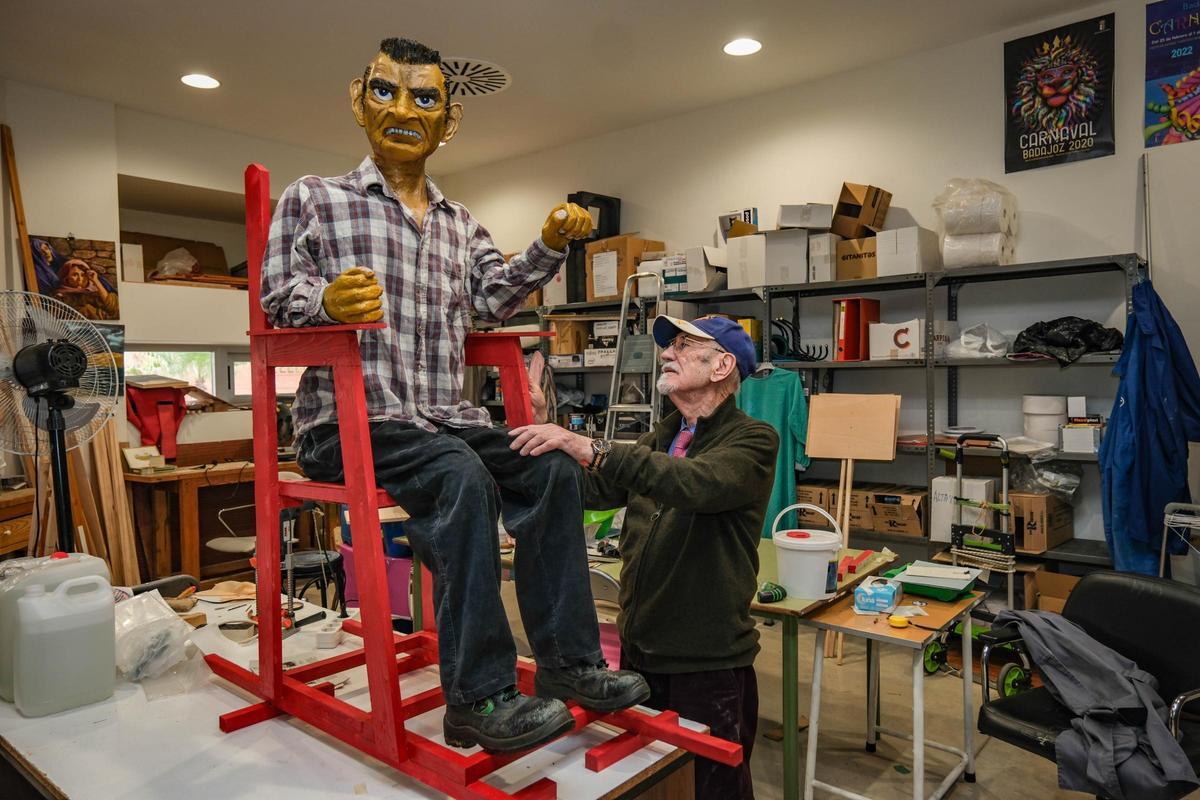 Garófano muetra el marimanta de este 2024, que ya está listo en el taller.