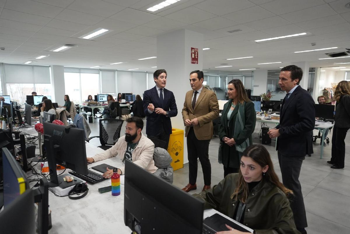 Autoridades en su visita a la sede de Silbon.