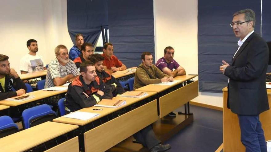 Asistentes al curso de formación para GES y Luis Menor, ayer, en la Agasp con sede en A Estrada.