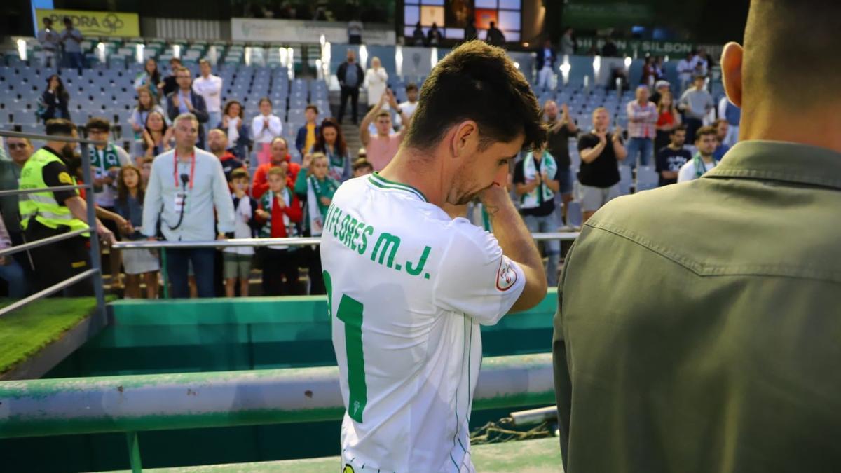 Javi Flores aplaude a la afición durante la cita ante el Badajoz.