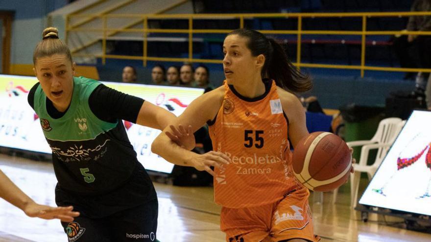 Isa Latorre percute hacia el aro rival frente a CAB Estepona. | Ana Burrieza