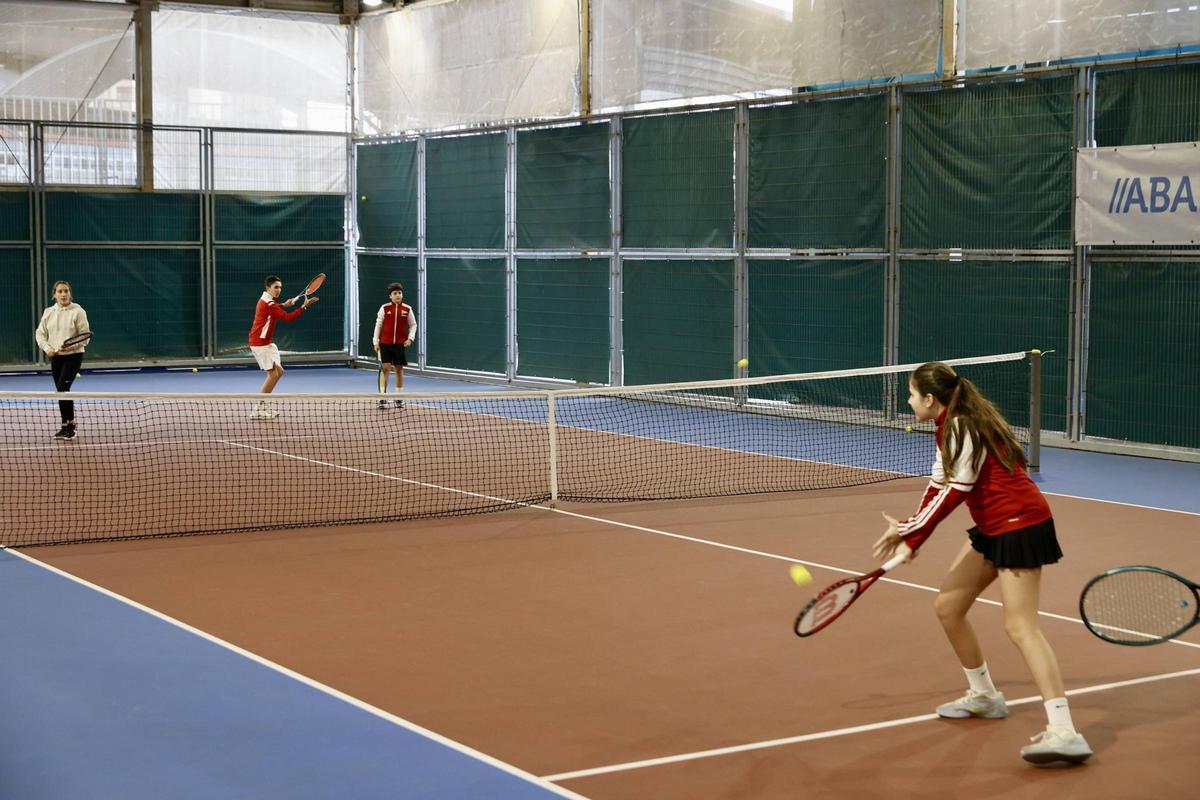 Deportistas de la sección de tenis del Grupo Covadonga en un entrenamiento.