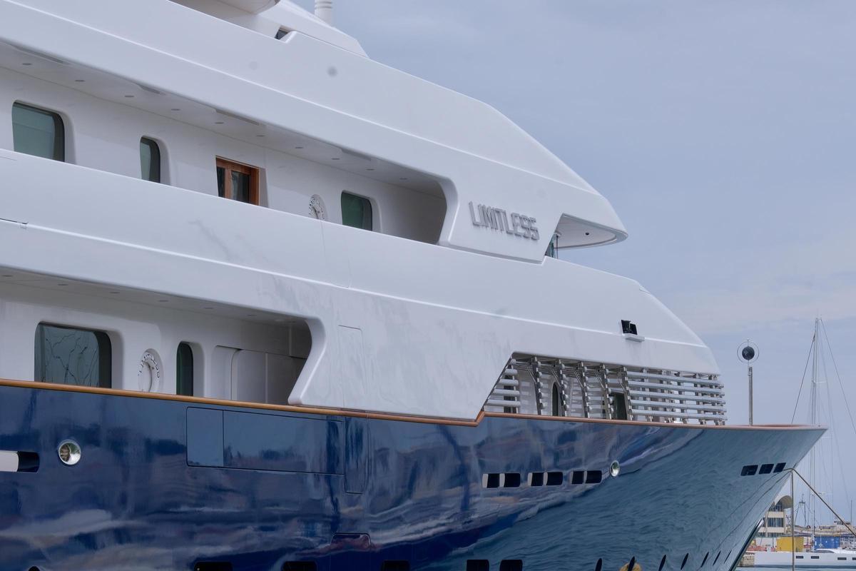 Detalle de costado de estribor del yate Limitless, atracado en Palma