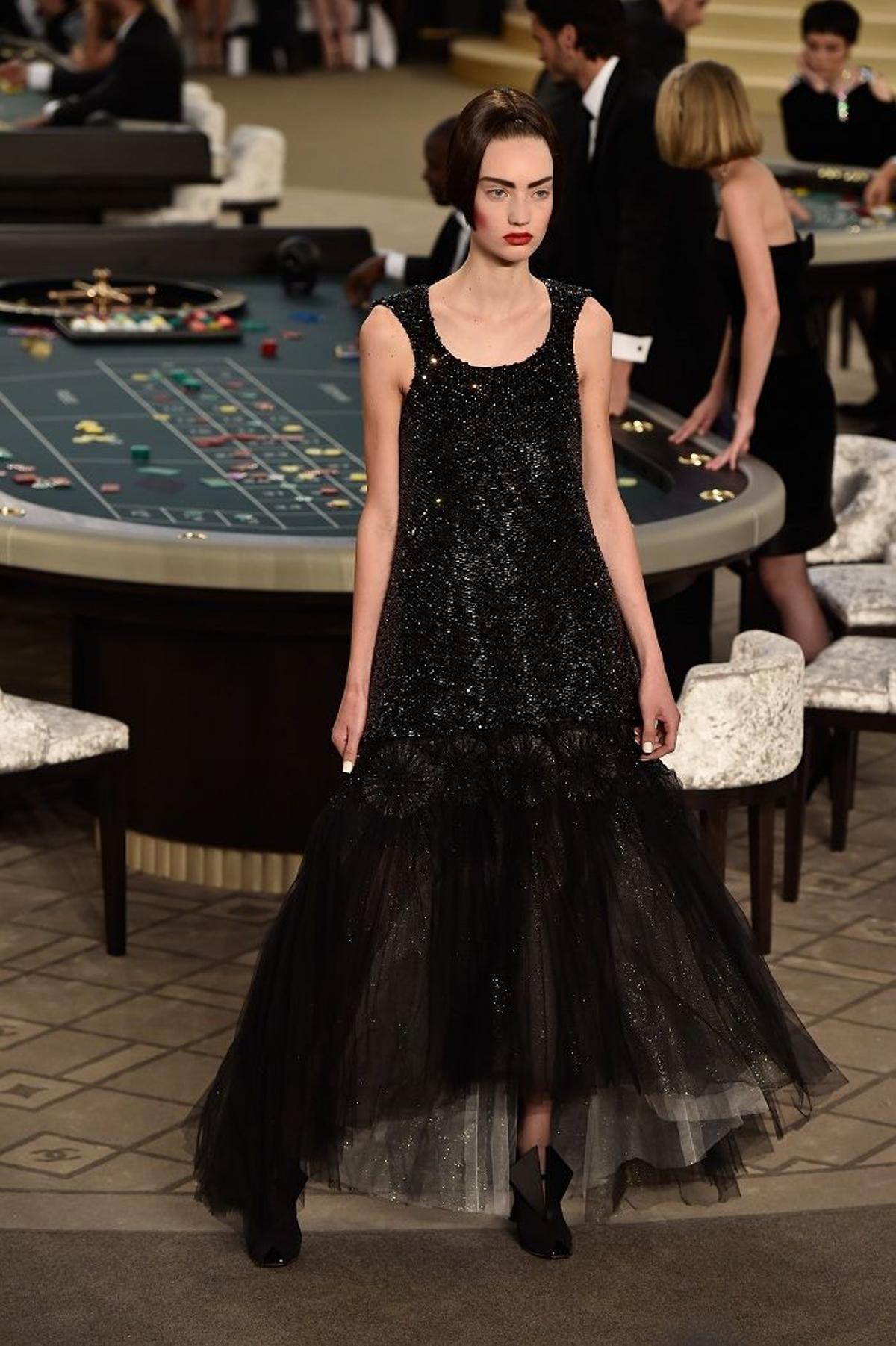 Desfile Chanel Alta Costura Primavera-Verano 2016, vestido negro años 20