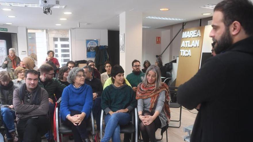 Integrantes de A Rede, ayer, durante la reunión.