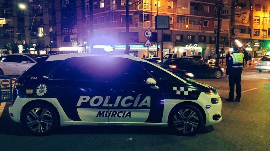 Una patrulla de la Policía Local trabajando de noche en la capital murciana.