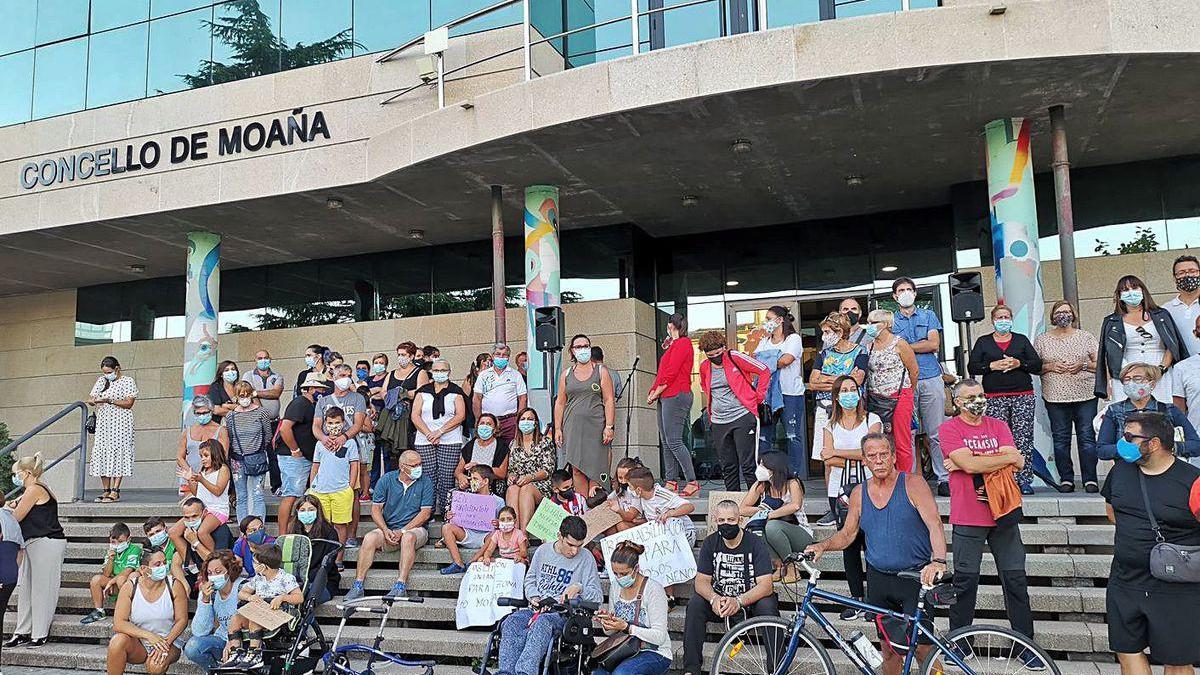 La protesta celebrada este mes en Moaña por familias con hijos con parálisis.