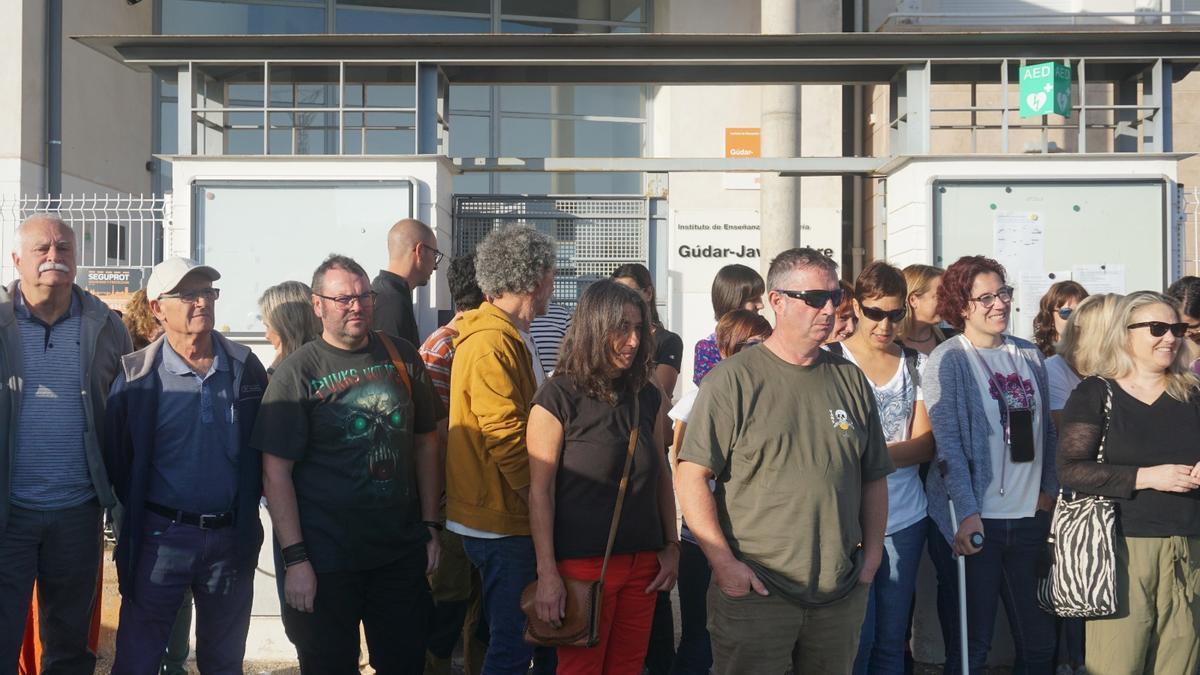 Una foto de archivo de la concentración a las puertas del instituto Gúdar-Javalambre de Mora de Rubielos por los problemas del transporte en octubre.