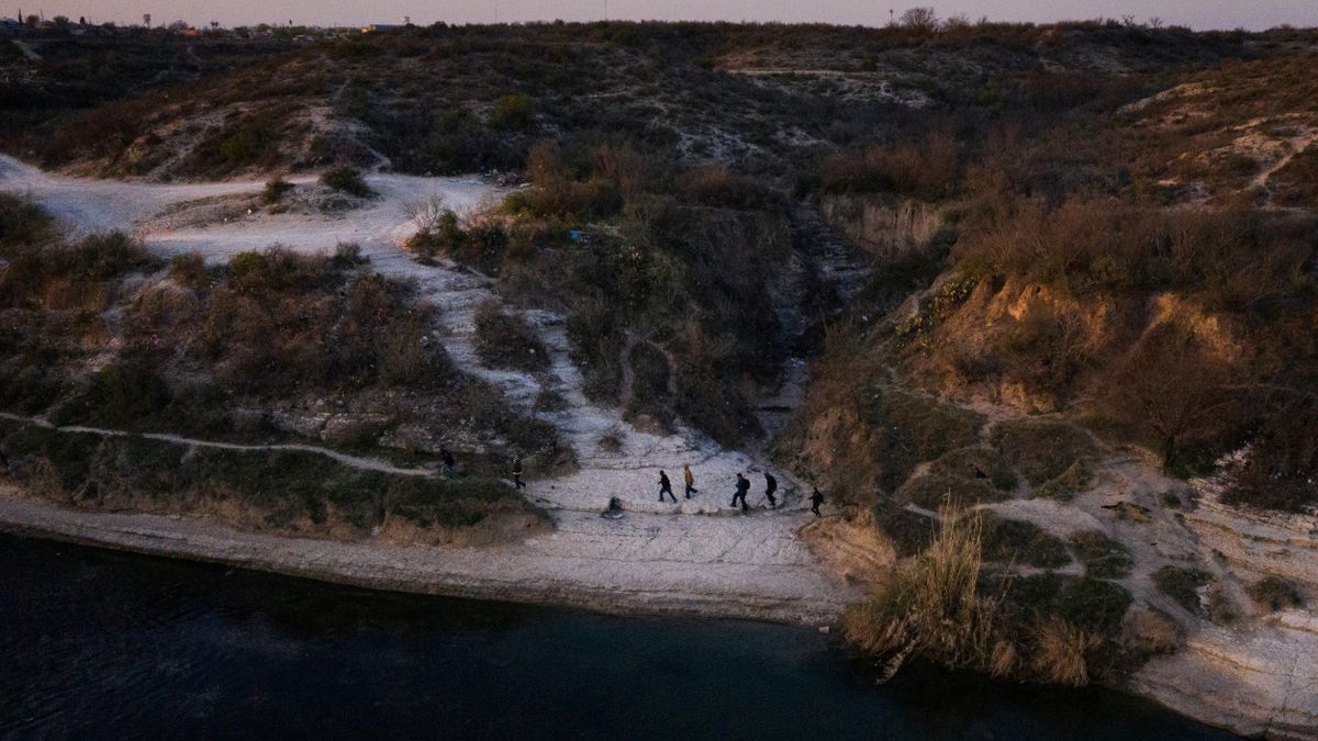 Inmigrantes en la orilla del Río Grande.