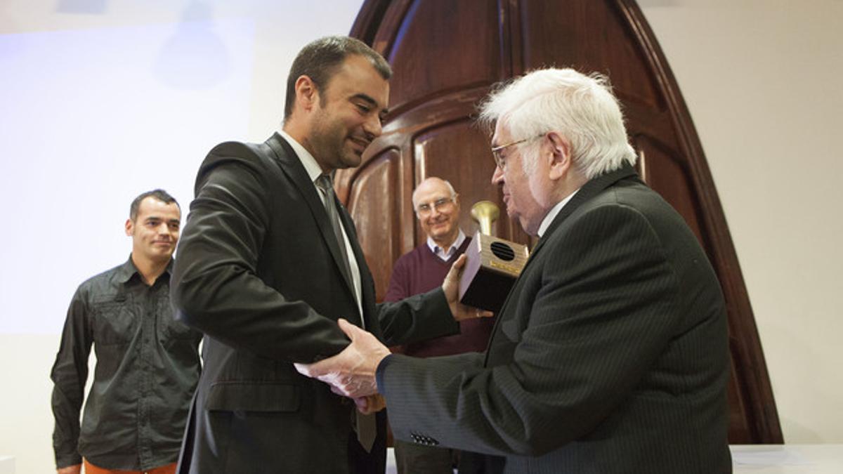 Jordi Ballart entrega el premio 'Músico del Año de Terrassa' a Josep Freixas