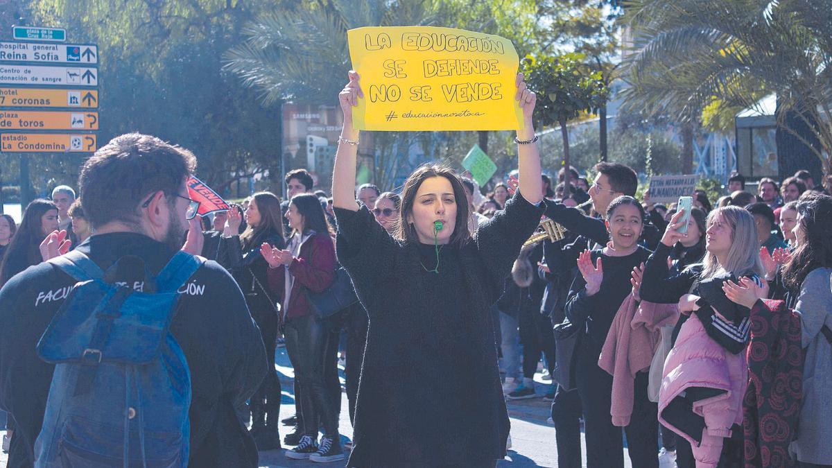 Estudiantes y profesores, a las puertas de Convalecencia.