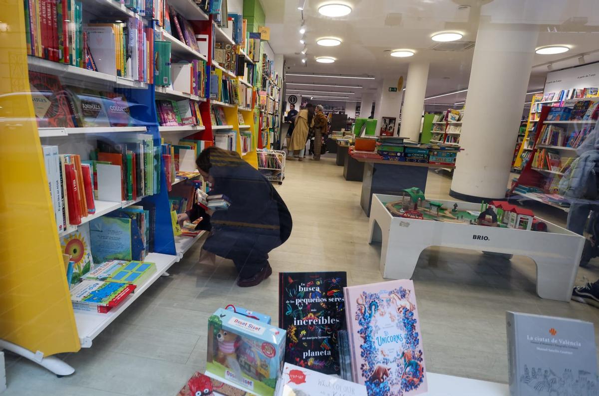 Calles abarrotadas en el centro de València para hacer las últimas compras de la Navidad