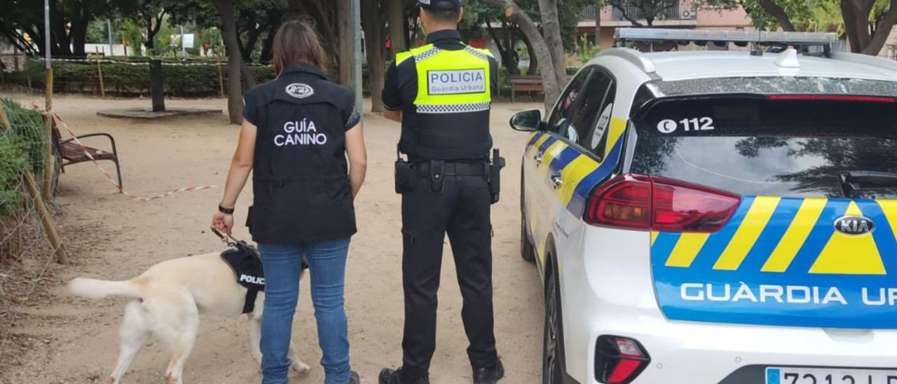 Una patrulla de la Guàrdia Urbana, en un servei amb el gos ensinistrat per detectar droga