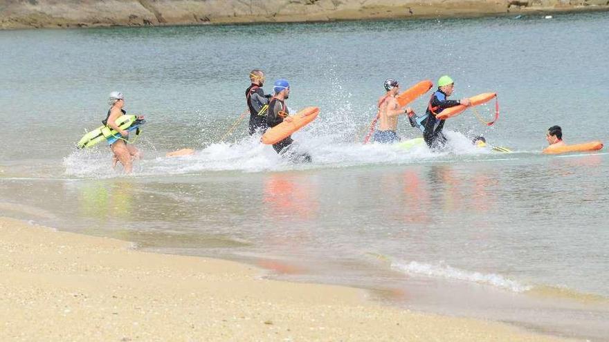 Una prueba de selección de socorristas para playas en el arenal de Banda do Río, en Bueu. // G.Núñez