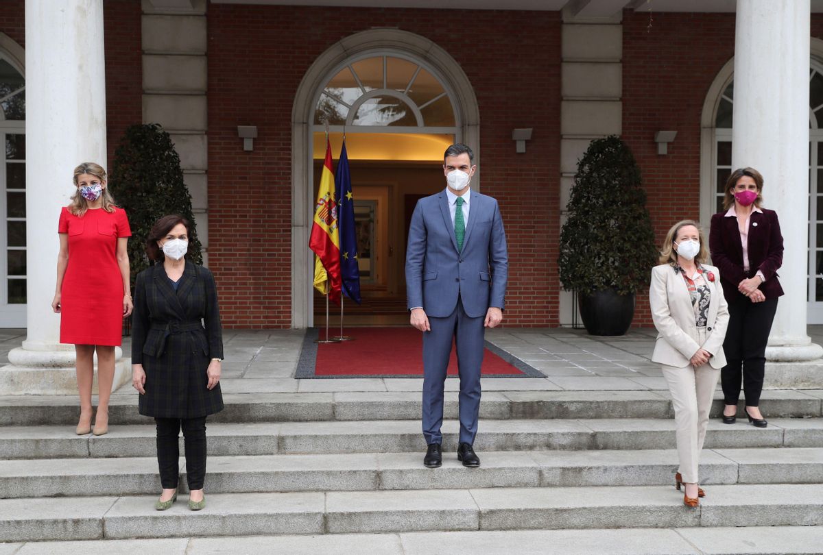 Sánchez junto a sus cuatro vicepresidentas.