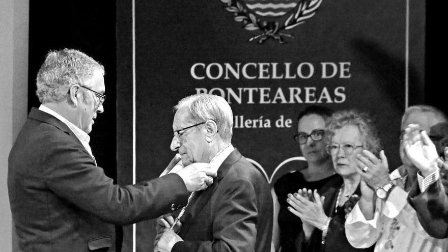 Miguel Novoa entrega la medalla de oro a José Castro. // A.H.