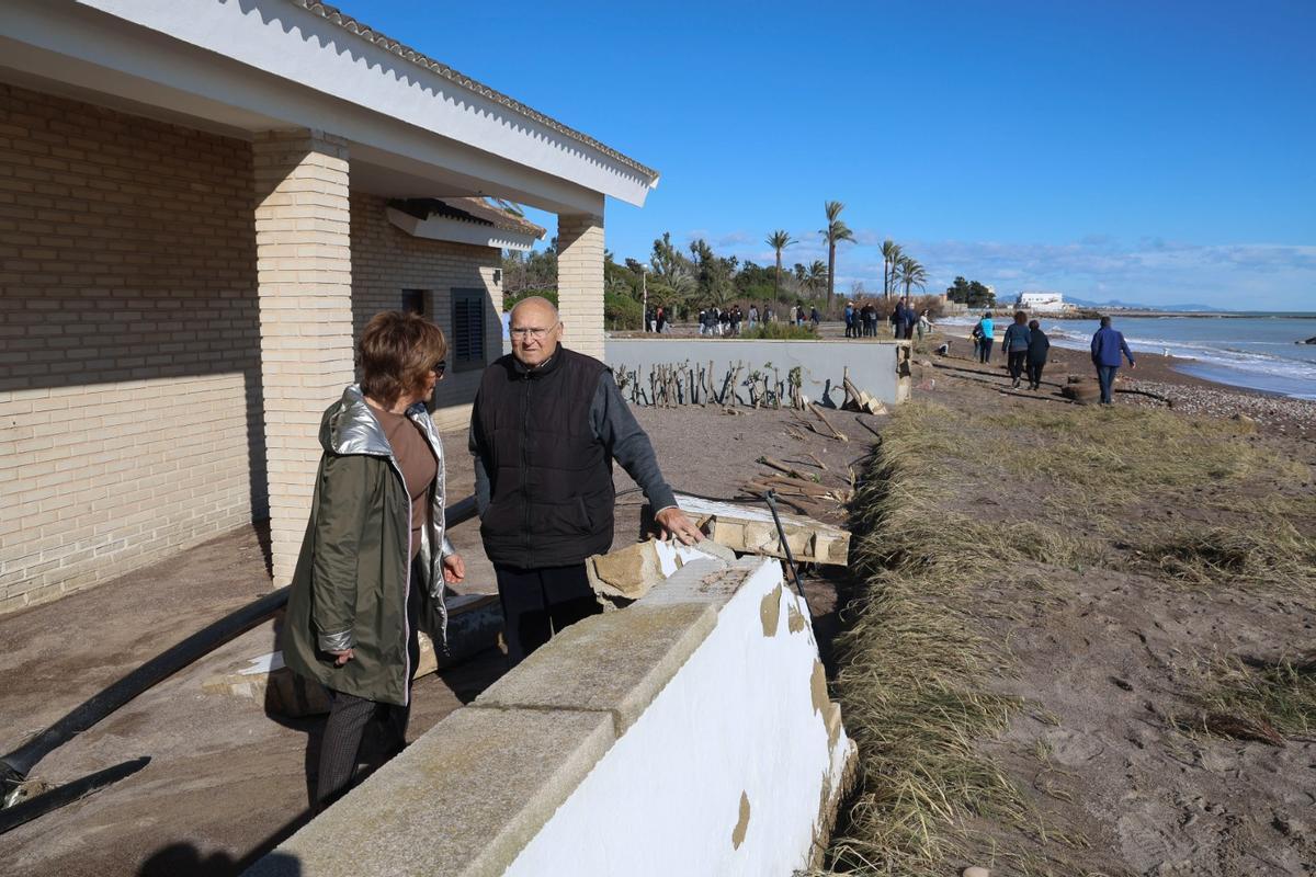 Los dueños del chalé, junto a la valla derribada.