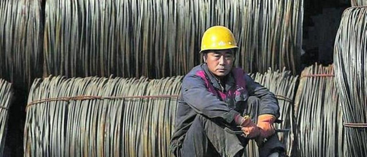 Un trabajador chino del sector del metal, durante una pausa de su jornada.