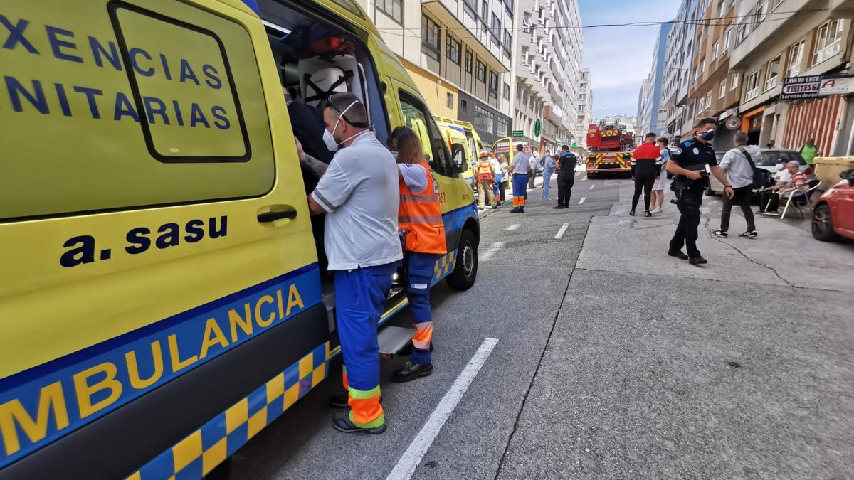 Sanitarios, policías y bomberos, hoy en la Avenida da Concordia.