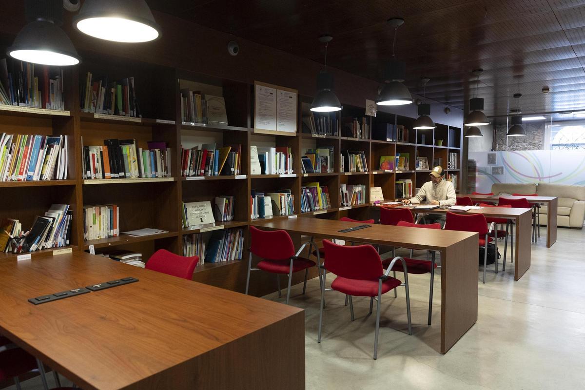 Sala de lectura en Torre Jussana, el edificio que un grupo de vecinos pide convertir en biblioteca, en Barcelona.