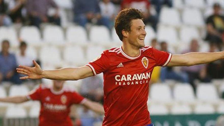 Marc Gual celebra un gol amb el Saragossa.