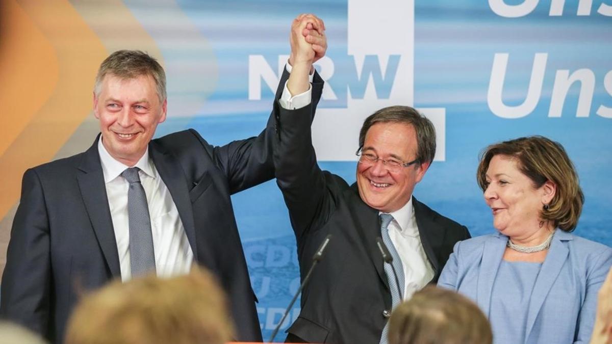 Armin Laschet (centro), el líder regional del CDU, con su esposa Susanne, y Bodo Loettgen, el secretario general en Renania del Norte-Westfalia.