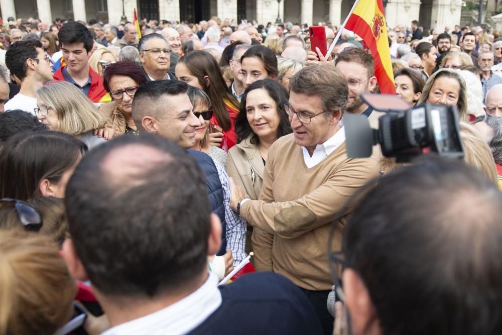Feijóo y Francisco Vázquez muestran su apoyo a los catalanes constitucionalistas en A Coruña. // Miguel Miramontes (Roller Agencia)
