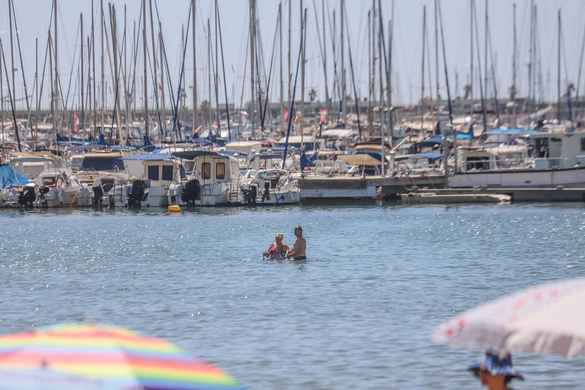 La Generalitat se desentiende de la seguridad en la playa del Acequión de Torrevieja