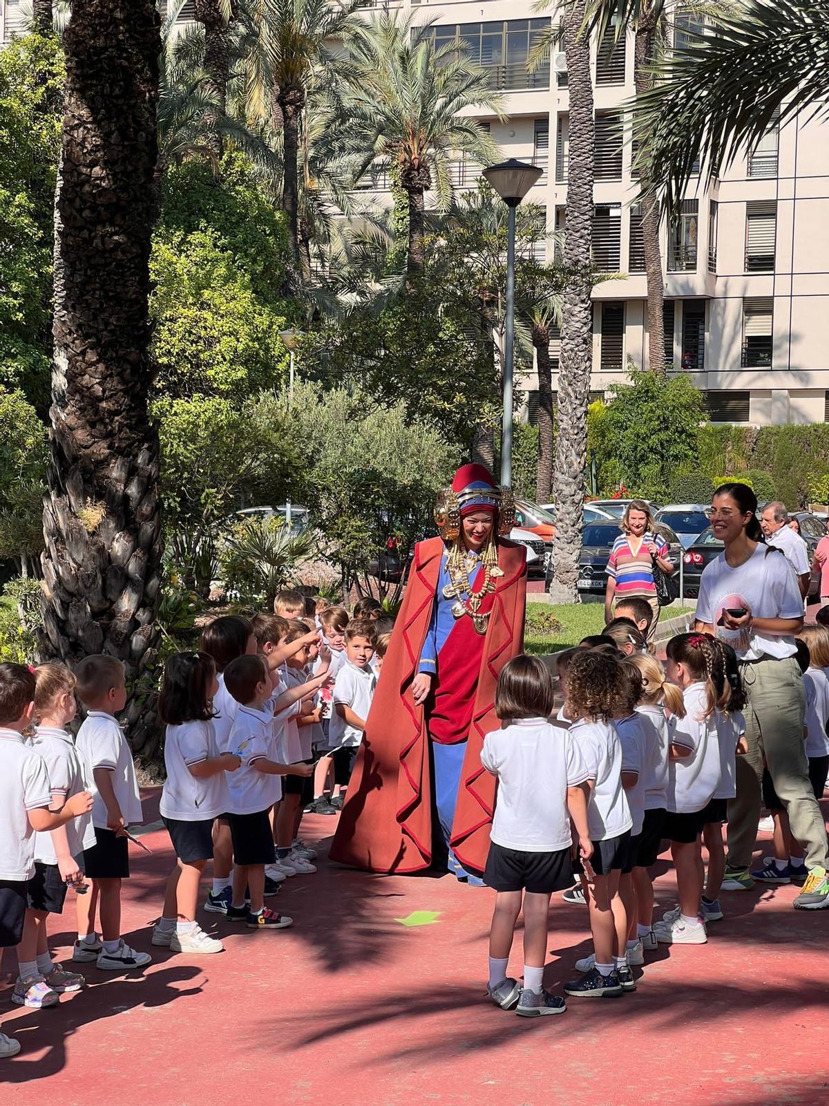 La Dama Viviente está recorriendo colegios de Elche para explicar la historia del busto ibero La Dama Viviente está recorriendo colegios de Elche para explicar la historia del busto ibero