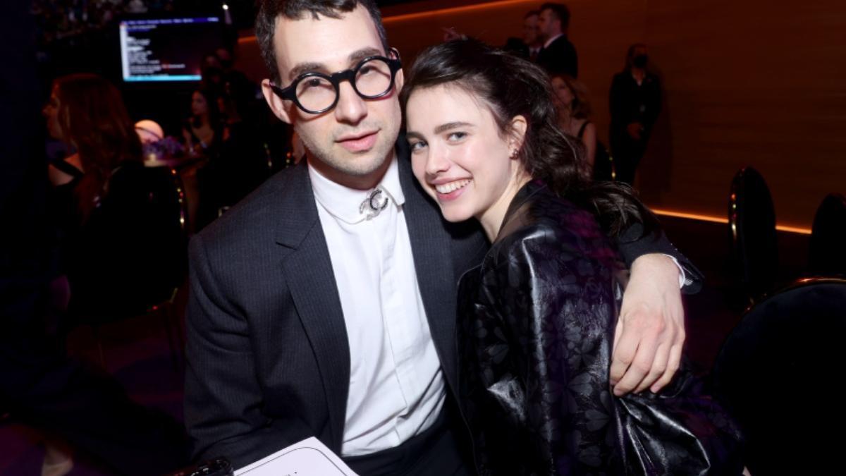 Jack Antonoff y Margaret Quallet en los Premios Grammy 2022