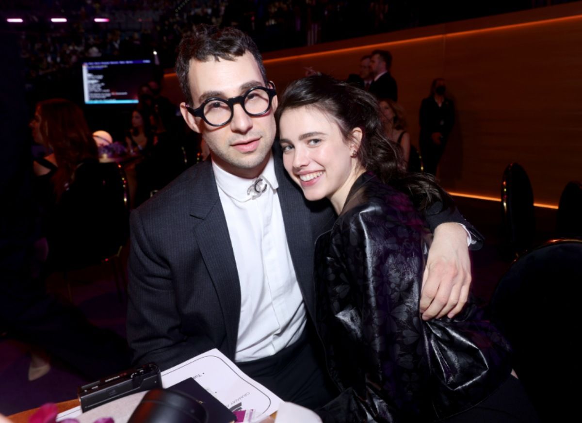 Jack Antonoff y Margaret Quallet en los Premios Grammy 2022
