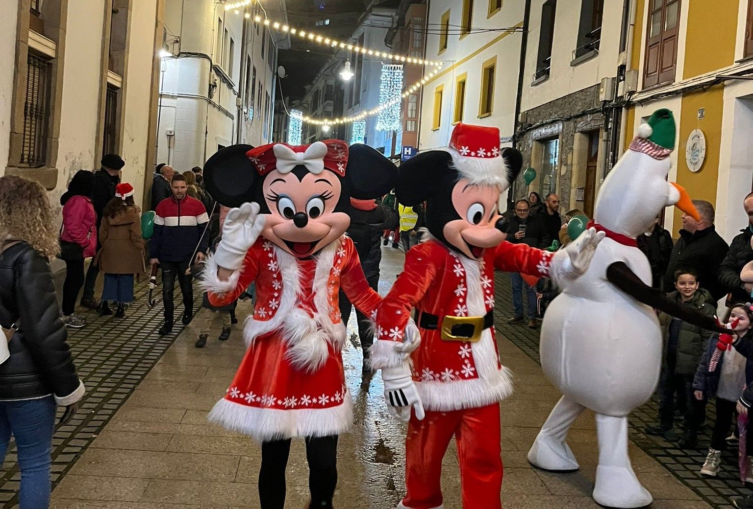 En imágenes: El espectacular desfile de Papá Noel por las calles de Luarca