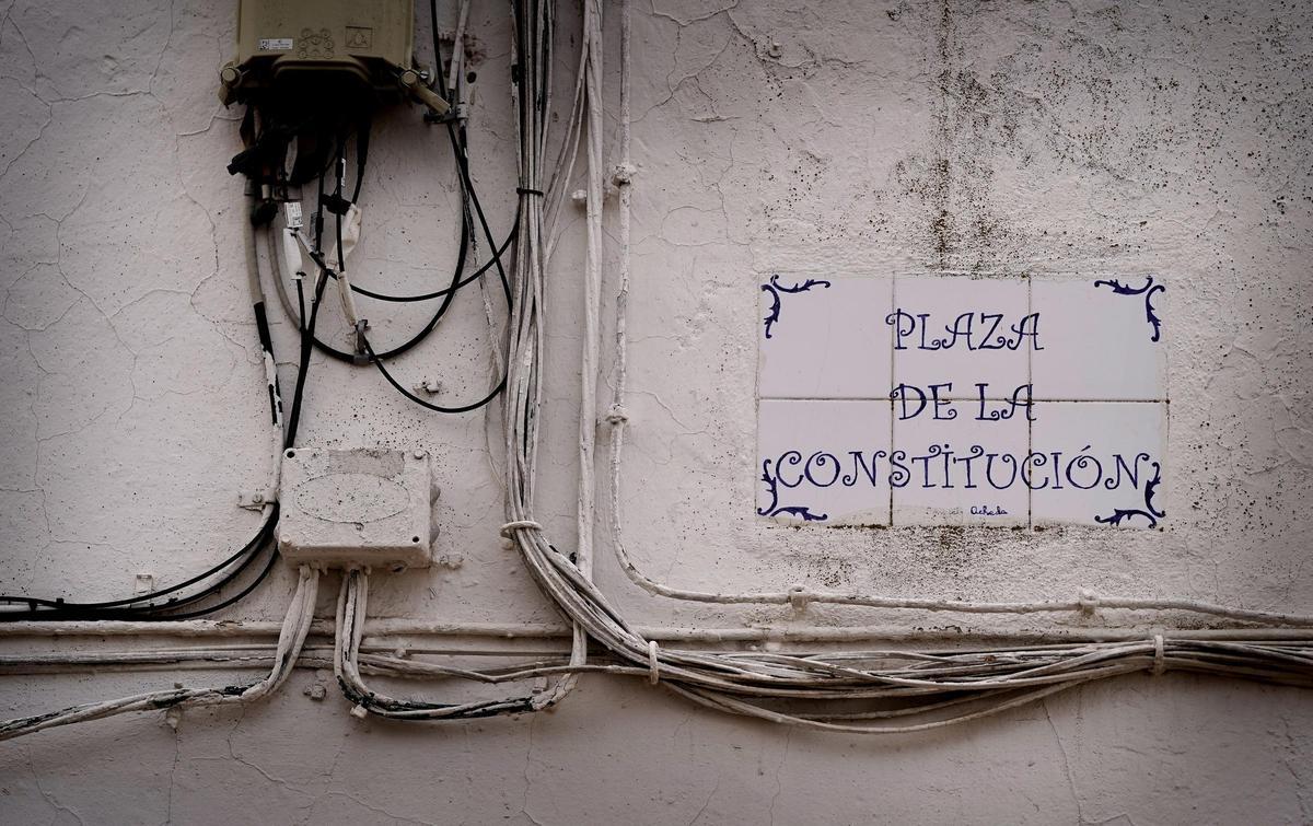 El Ayuntamiento de Llanos del Caudillo, que mantiene su nombre en homenaje al franquismo, está en la Plaza de la Constitución.