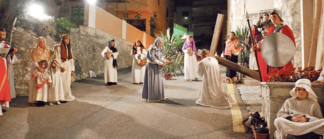 Las catorce estaciones del Via Crucis destacan por su gran realismo.