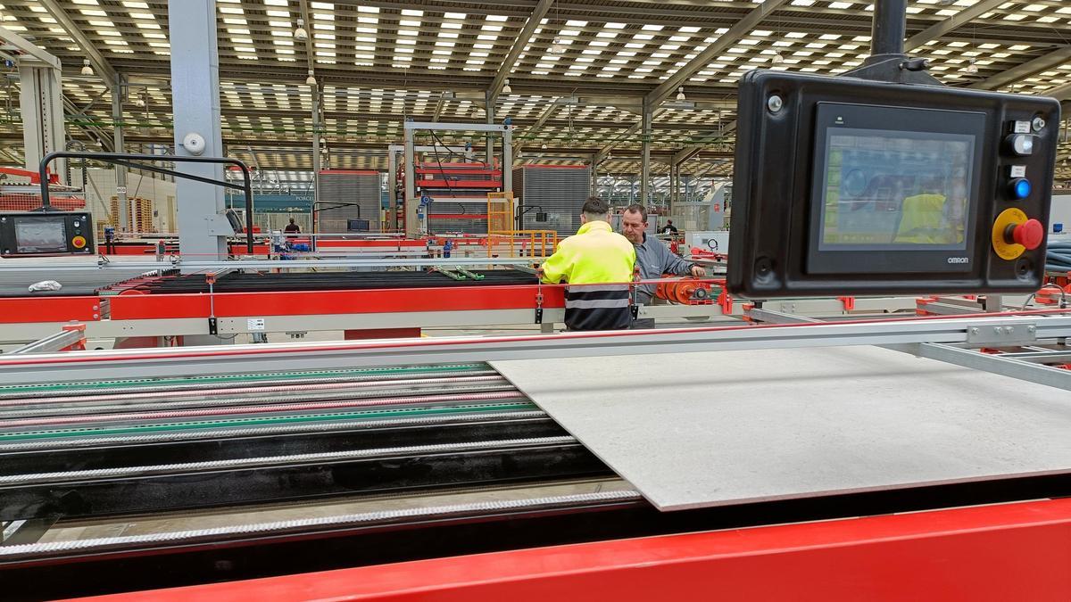 Línea de producción de cerámica en una empresa de Castellón.