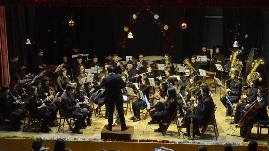 La Banda de Música de Sanxenxo, ayer, durante su actuación. // Gustavo Santos