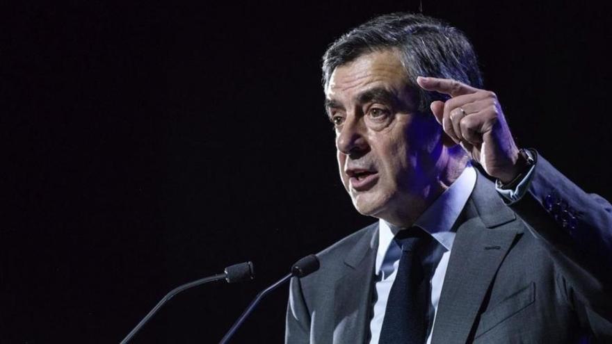 La fiscalía financiera de Francia investigará los trajes regalados a Fillon