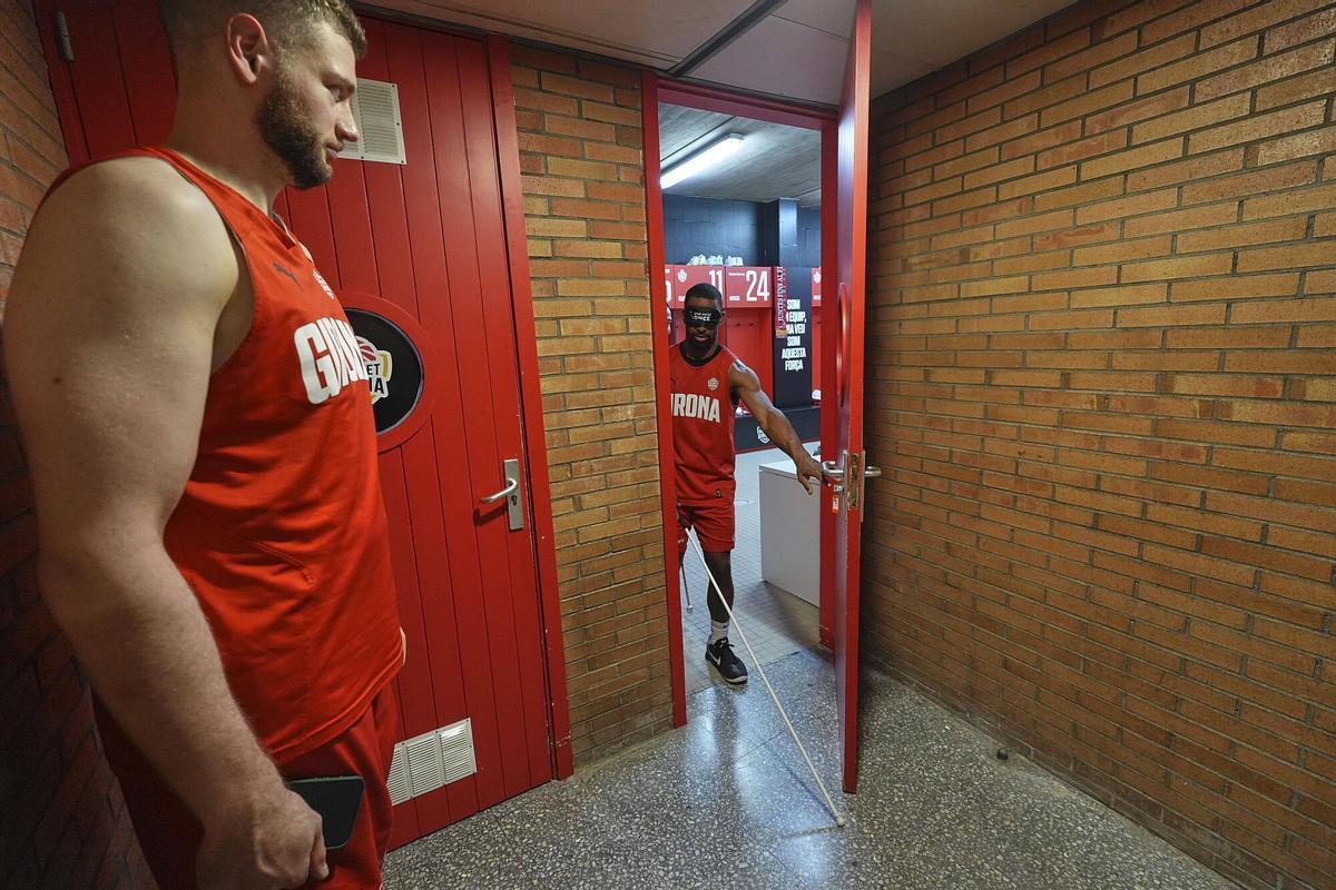 Els jugadors del Bàsquet Girona posant-se a la pell d'una persona cega