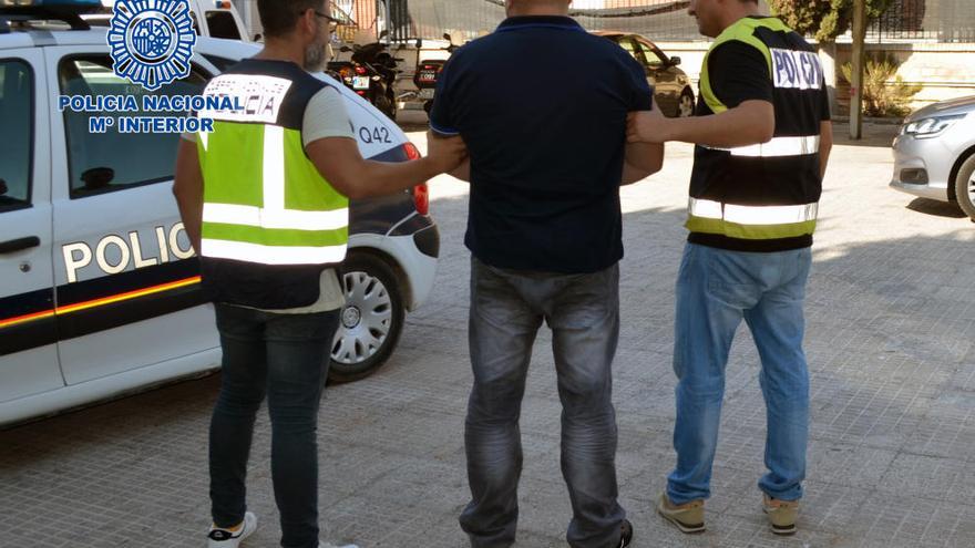 Policía Nacional con uno de los detenidos