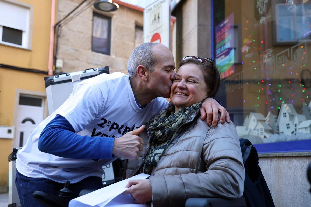 El lotero grovense celebra la entrega del premio con su mujer.