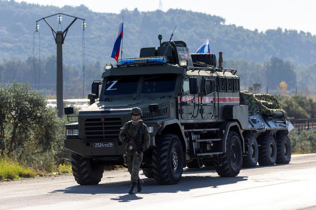 Un convoy militar rusose dirige a la base de Hmeimim, en la costa de Latakia, este sábado.