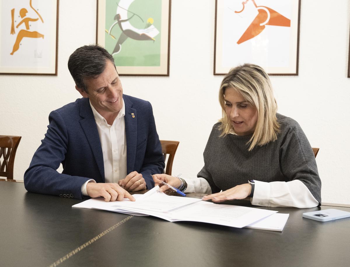 La presidenta, Marta Barrachina, y el diputado Alejandro Clausell
