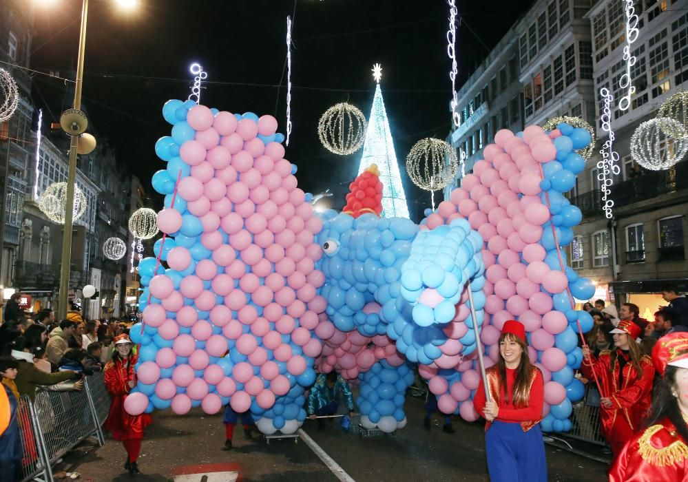 Miles de niños y niñas disfrutan junto a sus familias del desfile récord de la ciudad olívica. Melchor, Gaspar y Baltasar lanzaron caramelos desde sus carrozas.